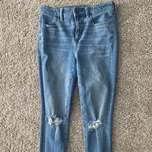 Skinny Jeans with rips on knees